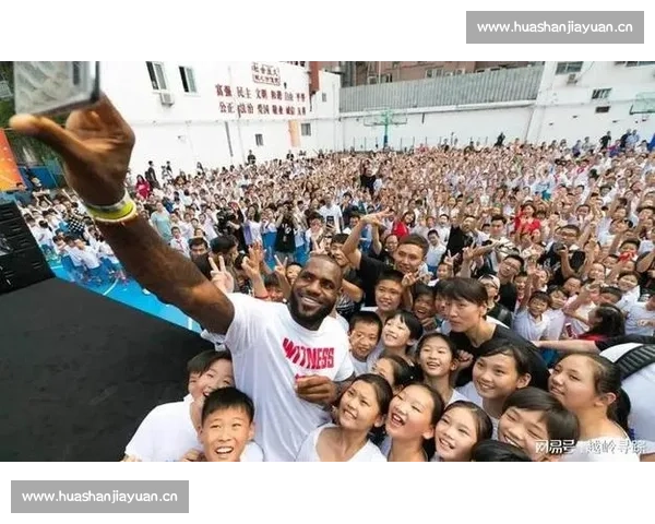 雨中同框!詹姆斯成都行大合影高清照定格 14 年等待